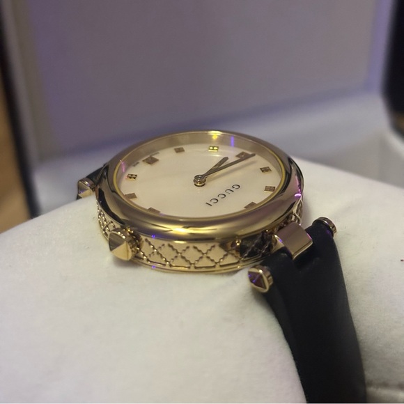 Gucci Women's Gold and Black Watch brand new never worn - Picture 1 of 6